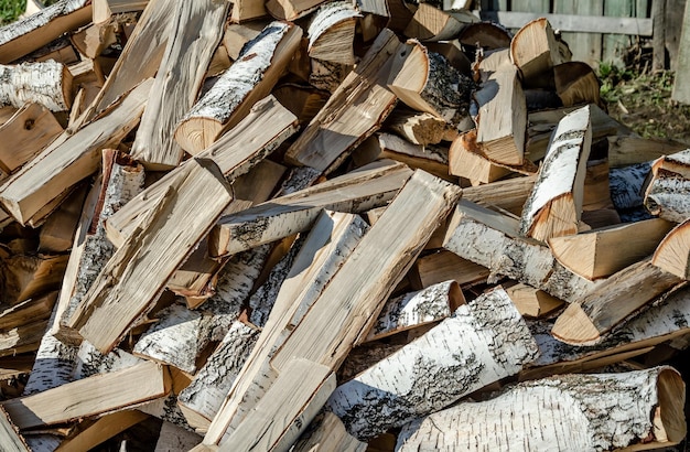 Gehakt berkenbrandhout in een stapel.