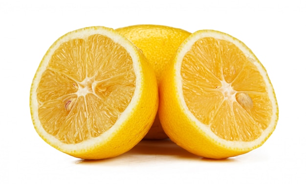 Gehakt citroenfruit dat op witte achtergrond wordt geïsoleerd