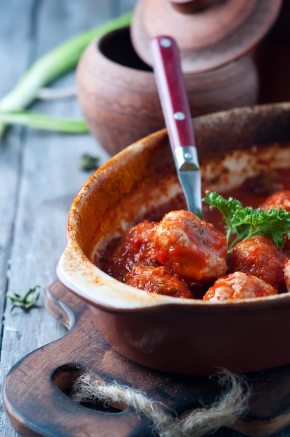 Gehaktballen in zoetzure tomatensaus.