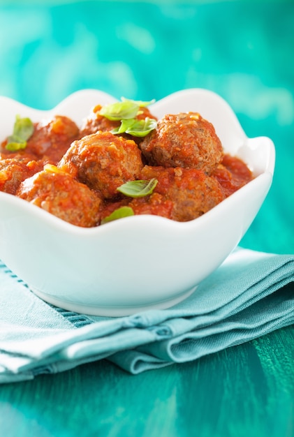 Gehaktballen met tomatensaus in kom