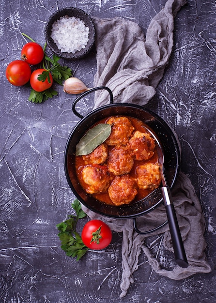 Gehaktballen met tomatensaus.