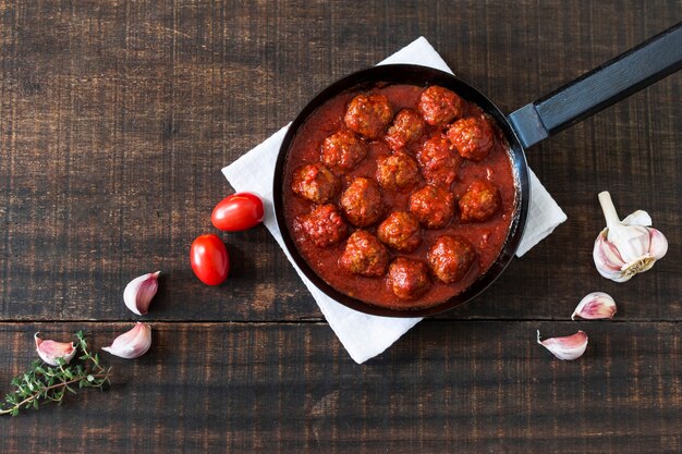 Foto gehaktballen met zoetzure tomatensaus in pan