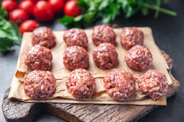 gehaktballen rauw vlees rundvlees varkensvlees kip vers portie dieet gezonde maaltijd voedsel dieet stilleven snack