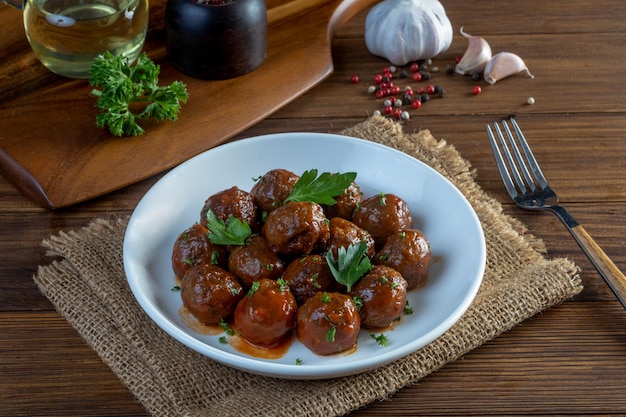 Gehaktballetjes geserveerd met tomatensaus in koekenpan