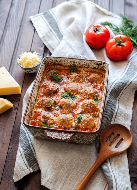 Gehaktballetjes in tomatensaus en Parmezaanse kaas