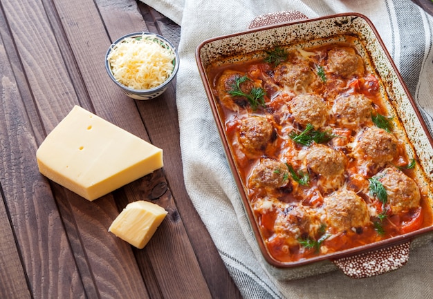 Gehaktballetjes in tomatensaus en Parmezaanse kaas