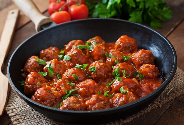 Gehaktballetjes in zoetzure tomatensaus.