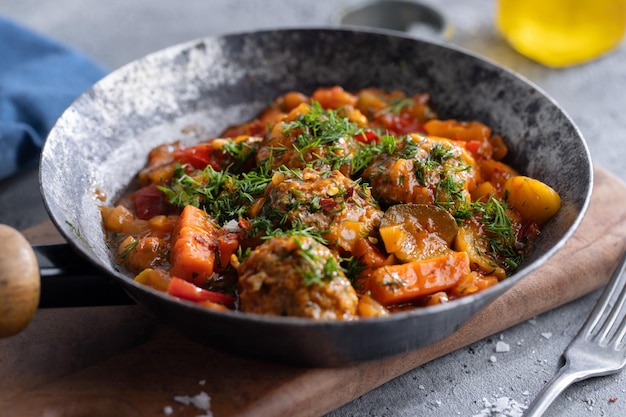 Gehaktballetjes met groenten en tomatensaus