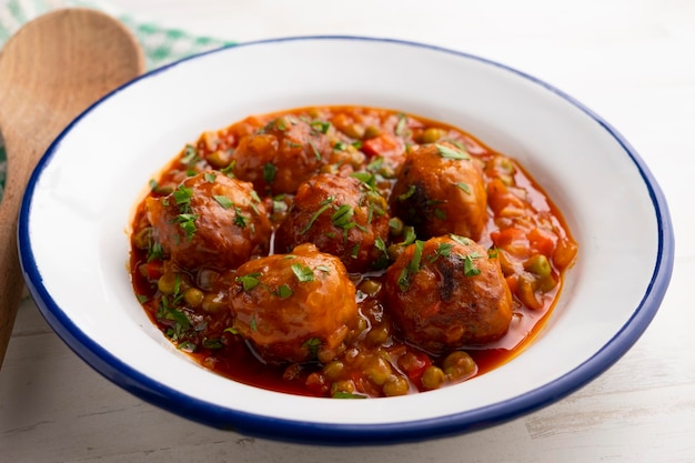 Gehaktballetjes met tomatensaus en groenten. Traditionele Spaanse tapa.