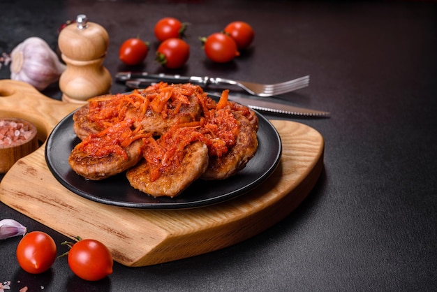 Gehaktballetjes met tomatensaus en kruiden op de zwarte plaat