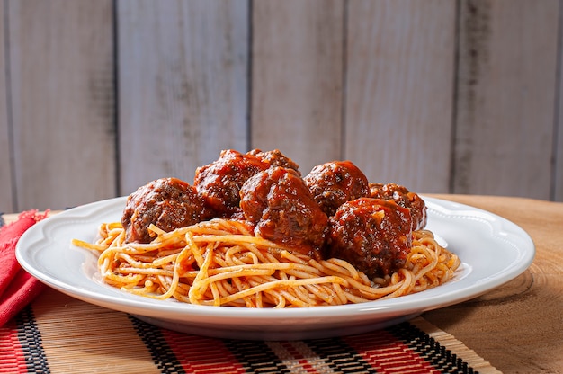 Gehaktballetjes met tomatensaus en pasta