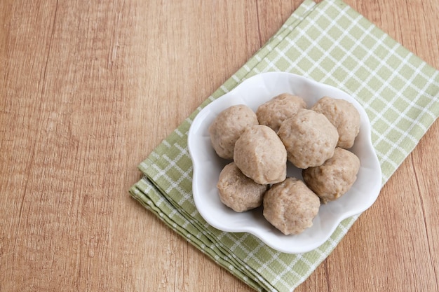 Gehaktballetjes of Bakso, gemaakt van rundergehakt en tapiocameel. Voedsel voorbereiding