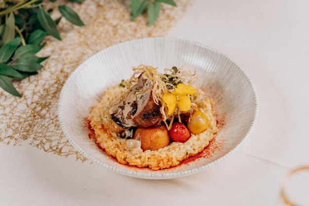 Gehaktbroodje met pruimen wordt geserveerd op een kussen van groenten en rijst in restaurant