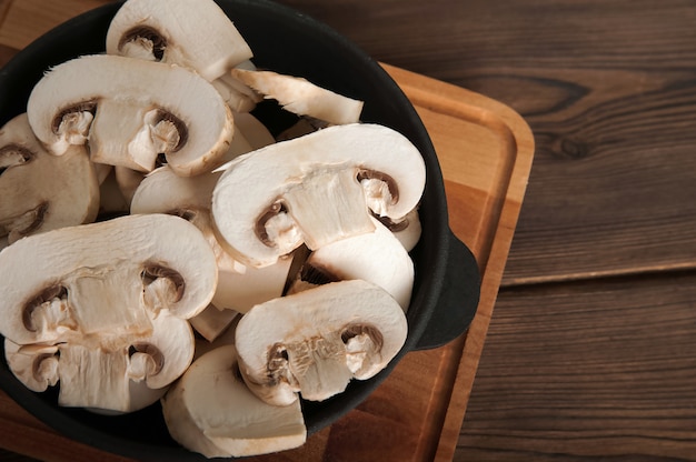 Gehakte champignons in een gietijzer