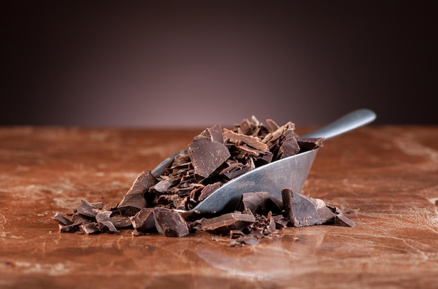 Gehakte chocolade in een metalen bolletje