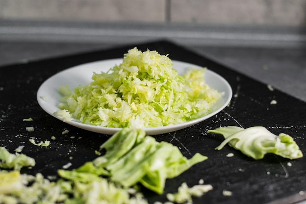 Gehakte kool voor salade Een bord heerlijke kool