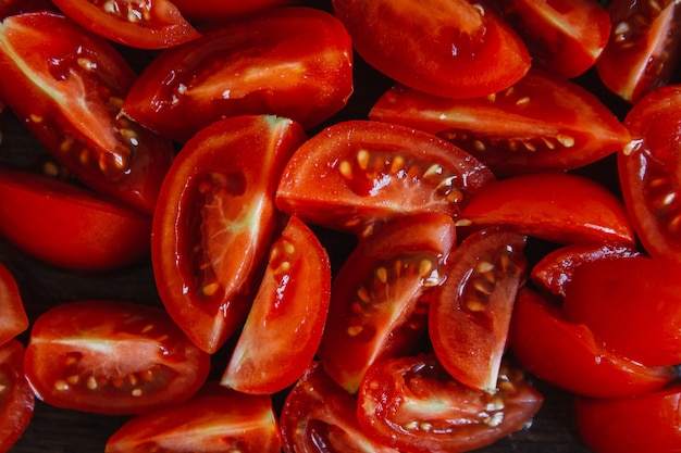 Gehakte tomaten stukjes structuurpatroon. Voedsel plantaardig ingrediënt in kleine stukjes gesneden.