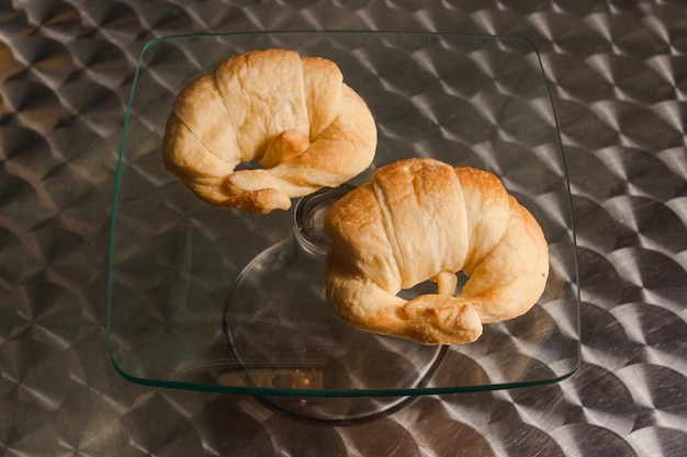 Gehakte weergave van croissants bovenop een glazen toonbank