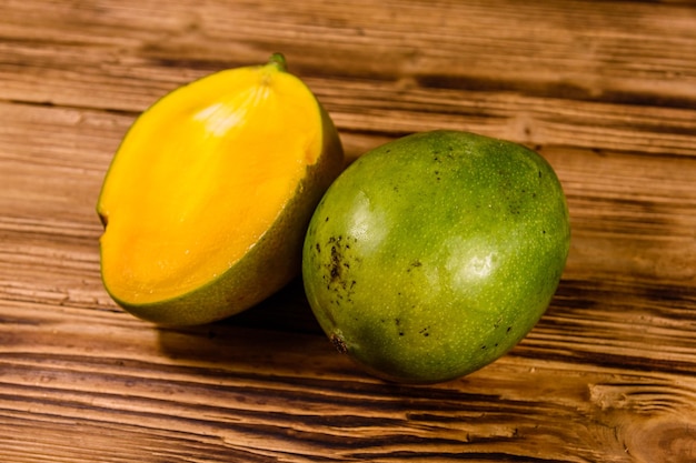 Gehalveerd mangofruit op rustieke houten tafel