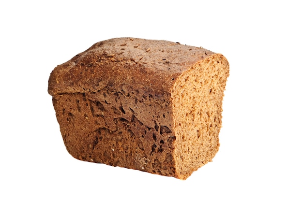 Gehalveerd roggebrood geïsoleerd op de witte