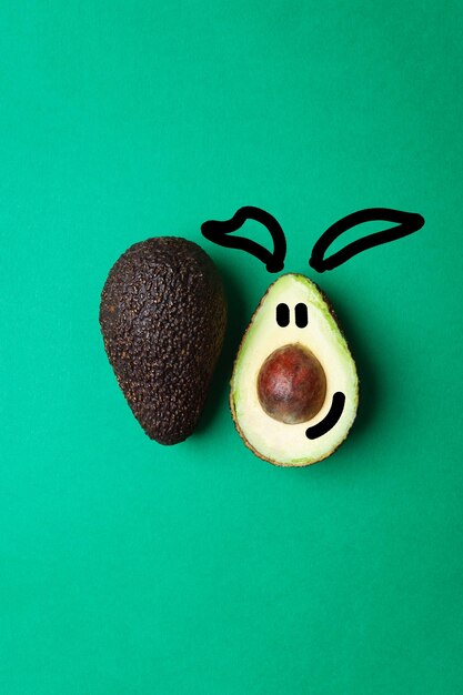 Gehalveerde avocado met getekend hondengezicht