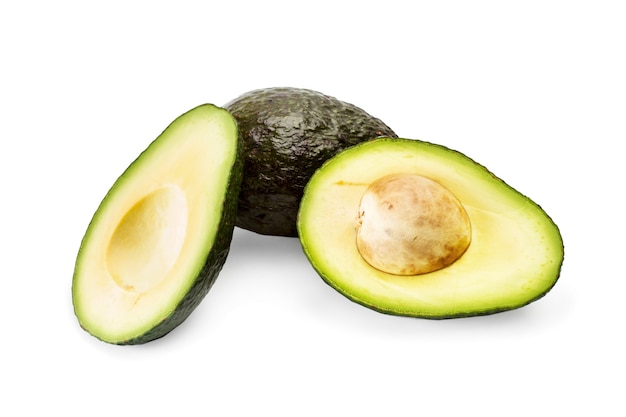 Gehalveerde avocado op een witte achtergrond