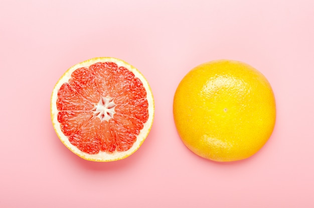 Gehalveerde grapefruit op roze.