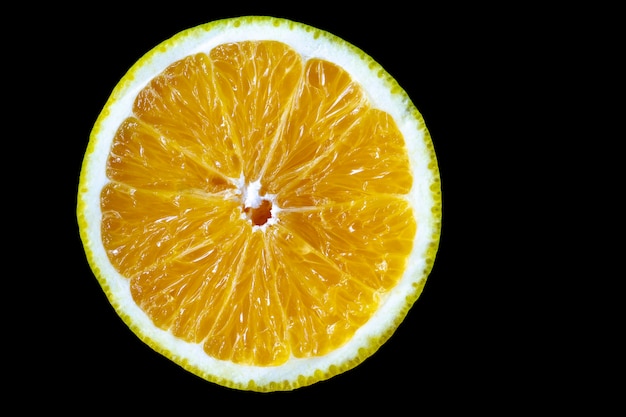 Gehalveerde sinaasappel met zwarte achtergrond