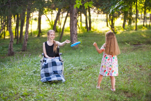 Gehandicapt meisje speelt badminton.