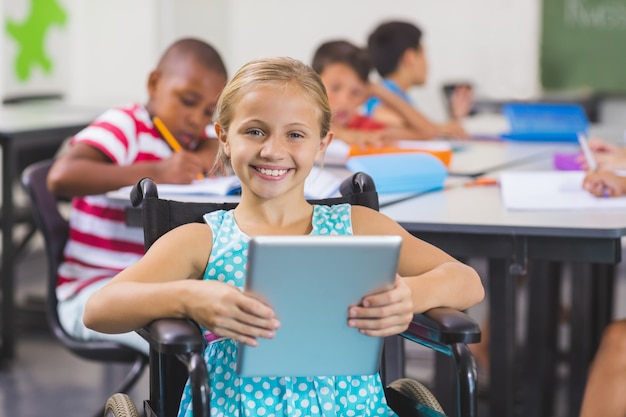 Gehandicapt schoolmeisje die digitale tablet gebruiken