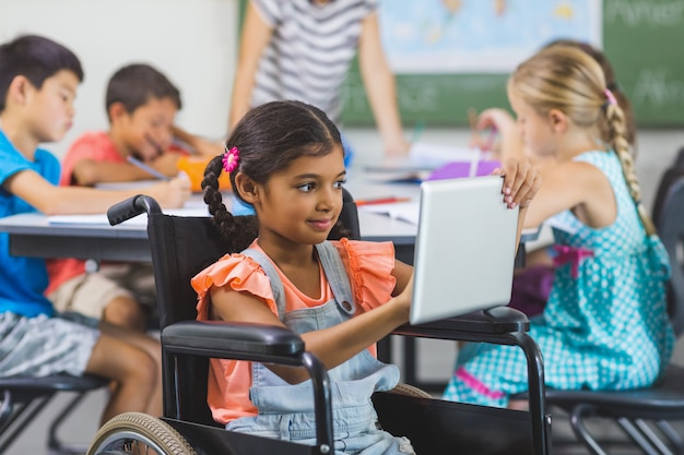 Gehandicapt schoolmeisje die digitale tablet gebruiken