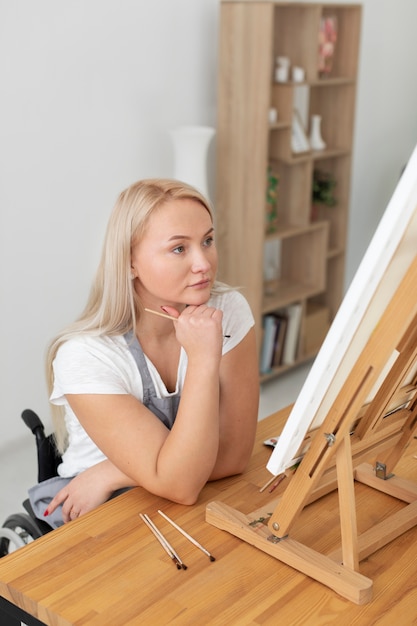 Gehandicapte in rolstoel schilderen