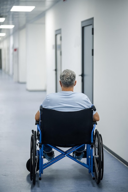 Gehandicapte man in een rolstoel in een revalidatiecentrum