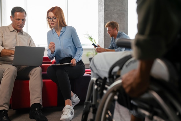 Gehandicapte man in een rolstoel met een kantoorbaan