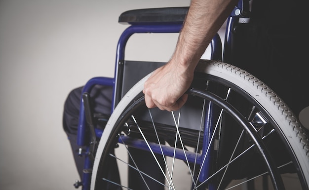 Gehandicapte man in rolstoel in huis.