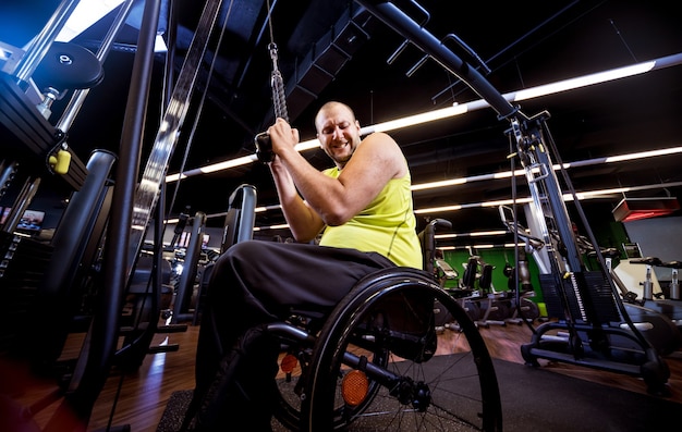 Gehandicapte man training in de sportschool