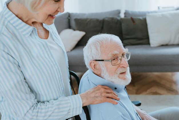 gehandicapte oude man op rolstoel senior koppel thuis partner komt terug uit het ziekenhuis