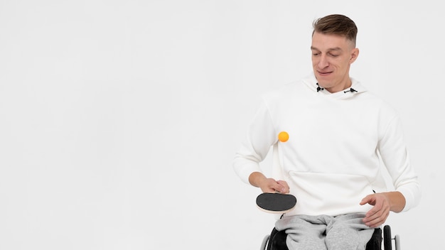 Gehandicapte pingpongspeler in een rolstoel