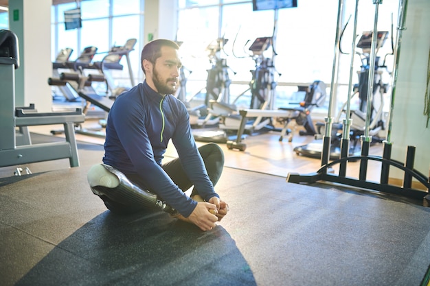 Gehandicapte sportman in de sportschool