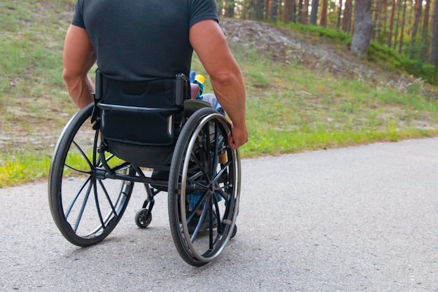 Gehandicapte sportman op een rolstoel in een park