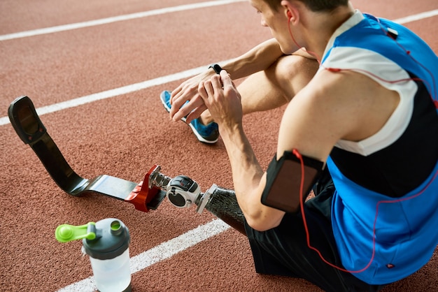 Foto gehandicapte sportman rusten tijdens de training