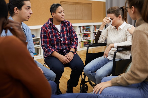 Gehandicapte vrouw in steungroep