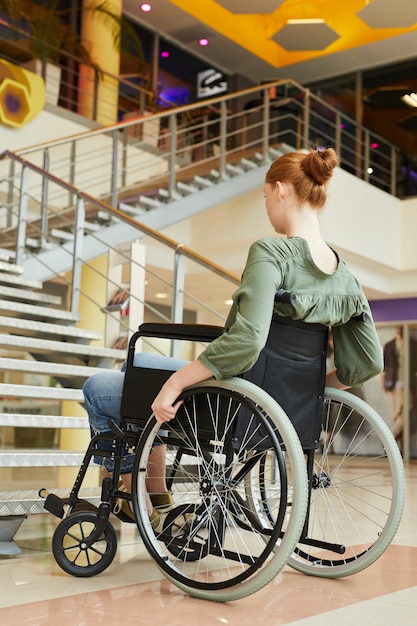 Gehandicapte vrouw in winkelcentrum