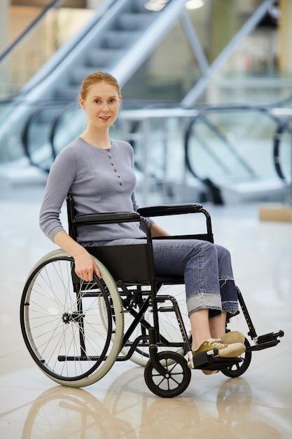 Gehandicapte vrouw in winkelcentrum