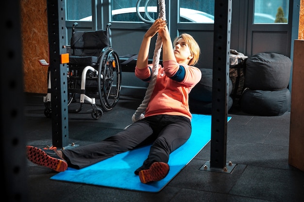 Gehandicapte vrouw training in de sportschool van revalidatiecentrum