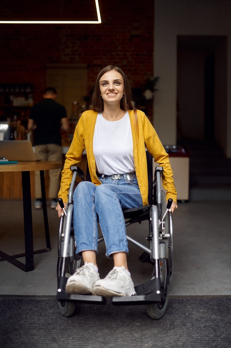 Foto gehandicapte vrouwelijke student in rolstoel bij het raam, handicap, boekenplank en universiteitsbibliotheek interieur op achtergrond. gehandicapte jonge vrouw studeert op de universiteit, verlamde mensen krijgen kennis