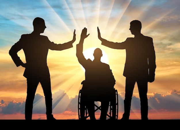 Gehandicapte werknemer Silhouet van een gehandicapte man in een rolstoel en twee werknemers maken een handgebaar g