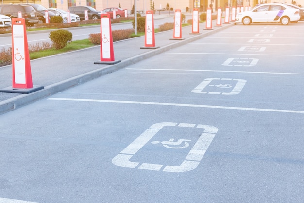 Gehandicaptenparkeerplaats in de stad nabij het winkelcentrum