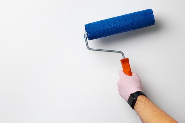 Gehandschoende mannenhand schilderij muur in klassieke blauwe kleur