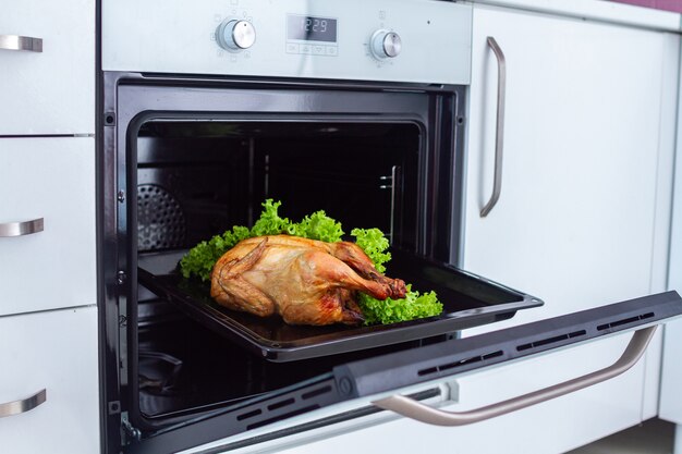 Geheel gebakken gegrilde kip met groenten in de oven voor het diner thuis